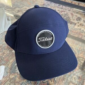 Like new TITLEIST men’s golf hat Navy